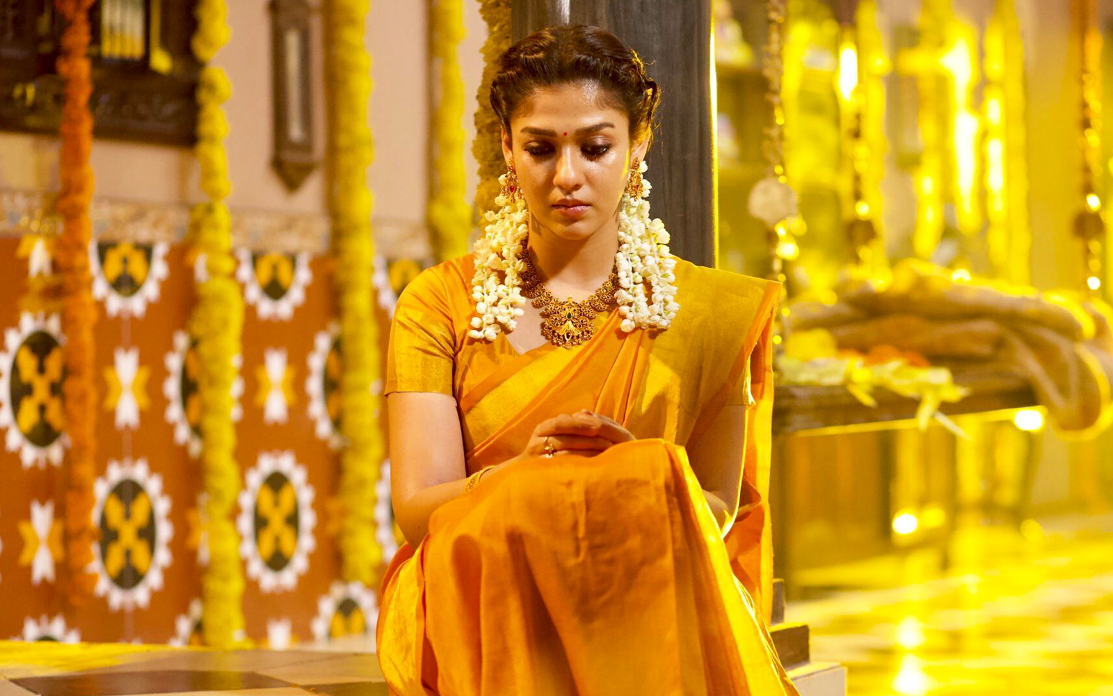 Nayanthara In Yellow Saree - HD Wallpaper 