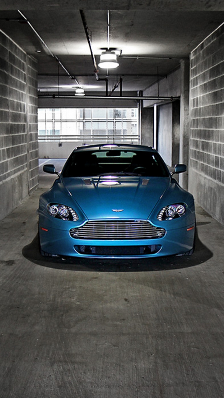 Aston Martin V8 Vantage (2005) - HD Wallpaper 