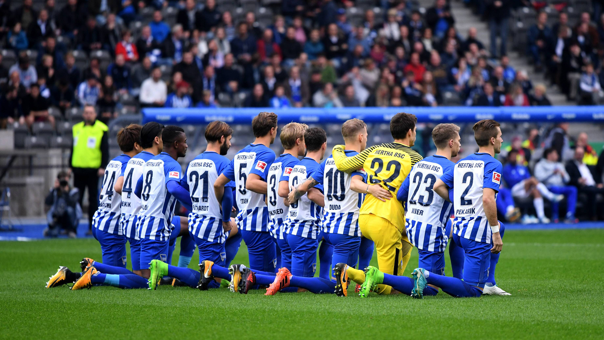 Hertha Progress Pleases Dardai - German Soccer Team Takes A Knee - HD Wallpaper 