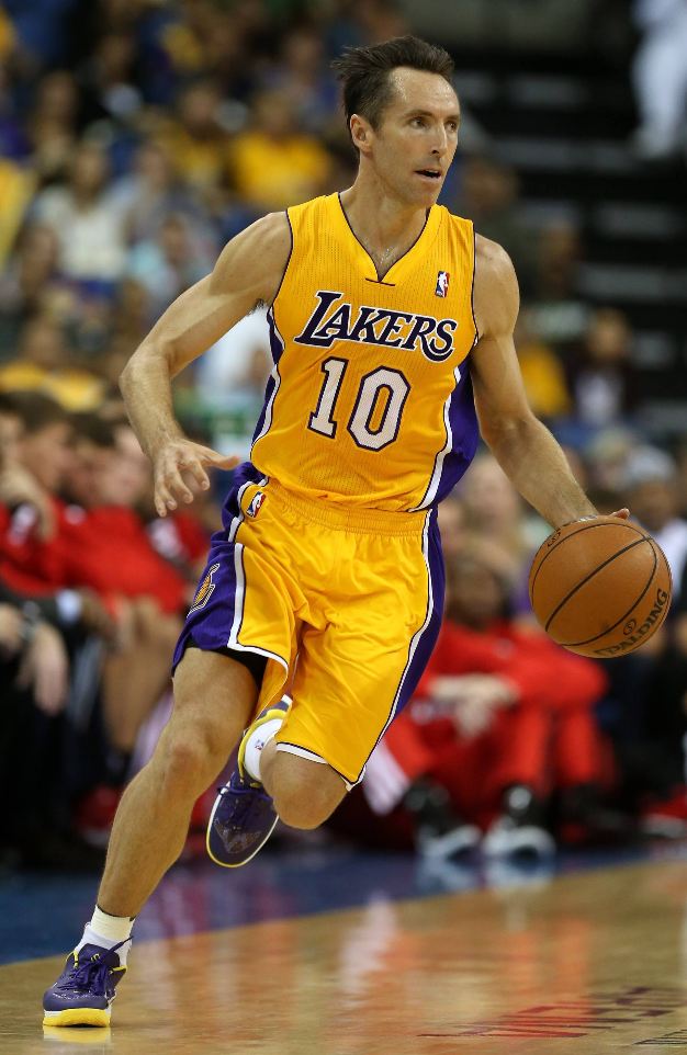 Steve Nash Dashes Up Court Dribbling The Ball In A - HD Wallpaper 