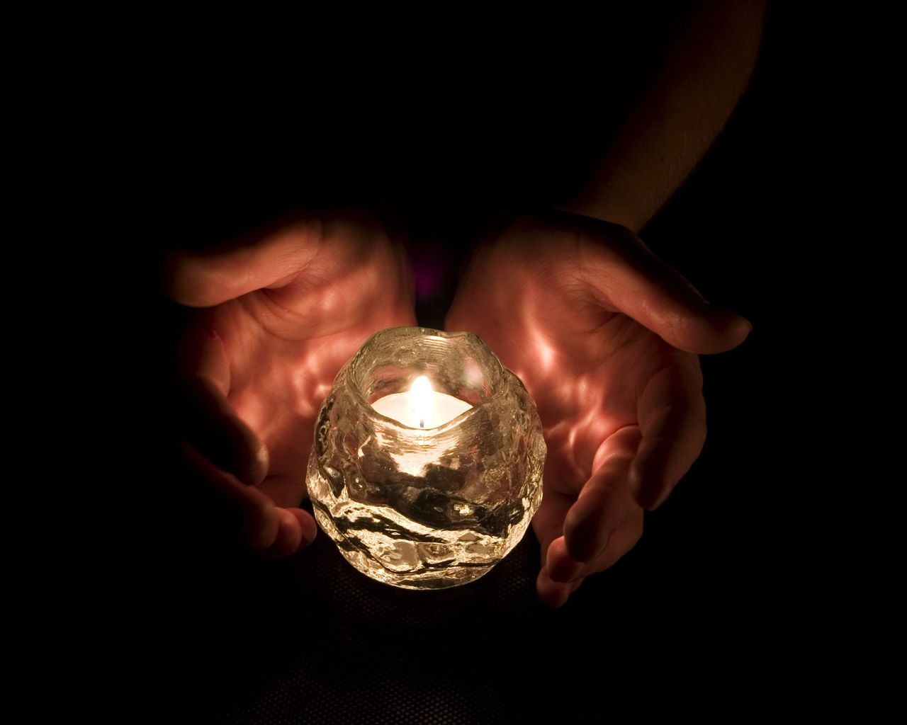 Candle In Hand Gif - HD Wallpaper 