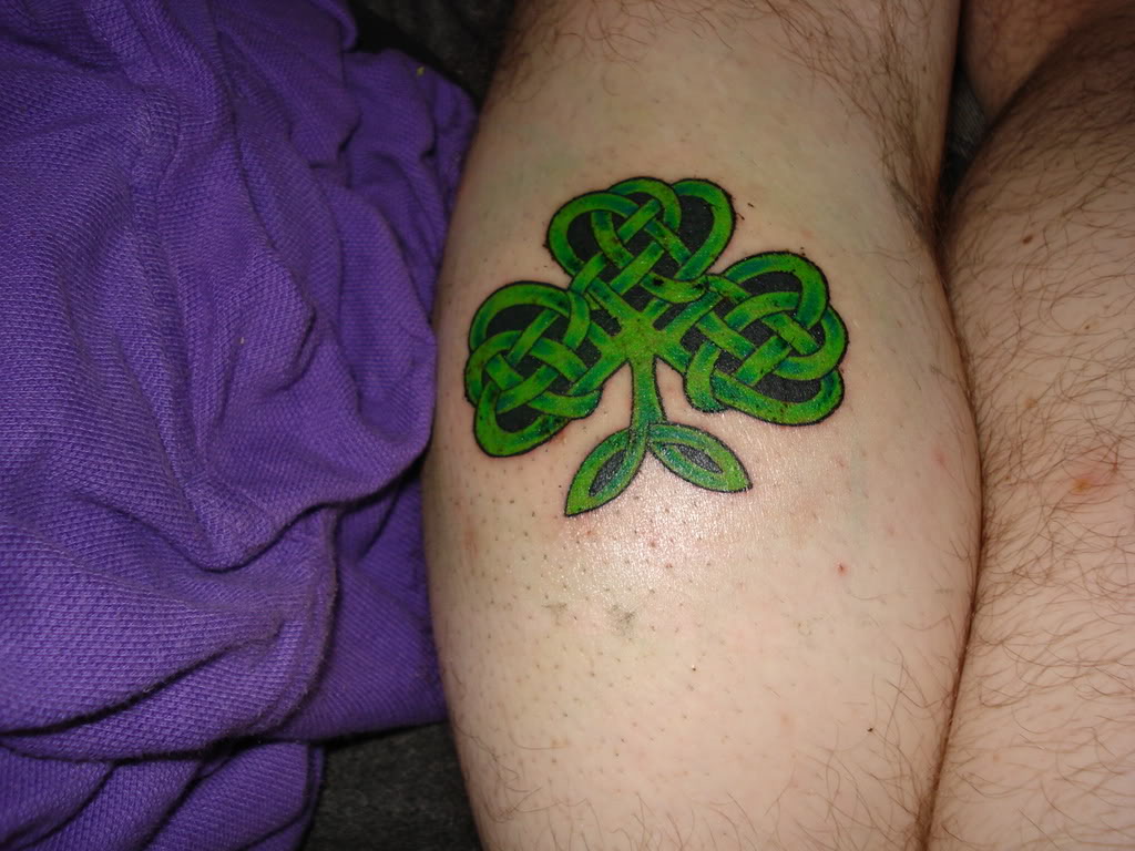 Green Shamrock Celtic Knot Tattoo On Bicep - Celtic Shamrock Tattoo Green - HD Wallpaper 