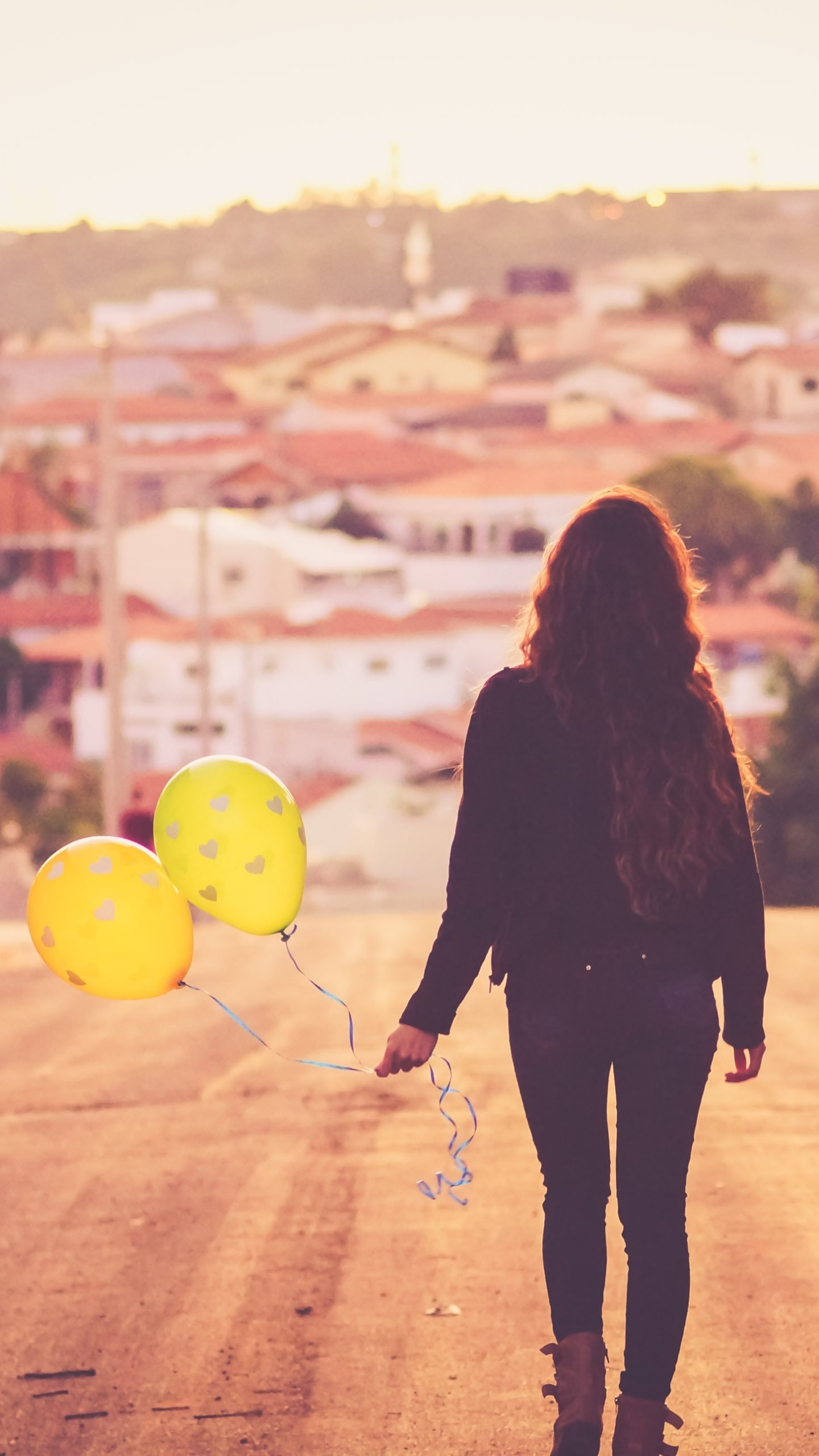 Girl Walking With Baloon - HD Wallpaper 