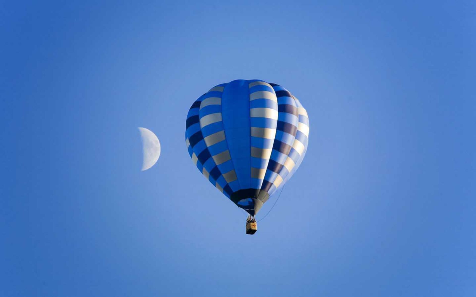 Blue Hot Air Balloon - HD Wallpaper 
