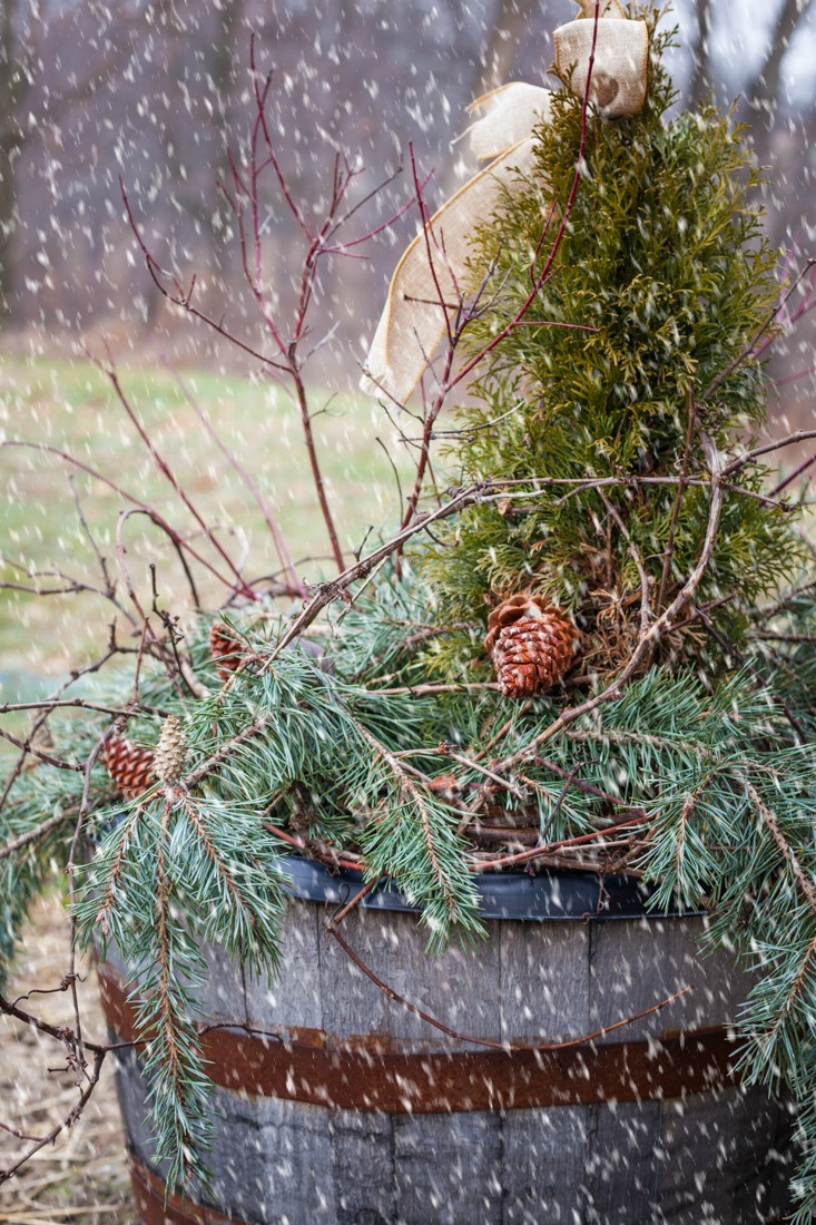 Rustic Cabin Christmas Porch, Whisky Barrel, And Door - Decorate A Barrel For Christmas - HD Wallpaper 