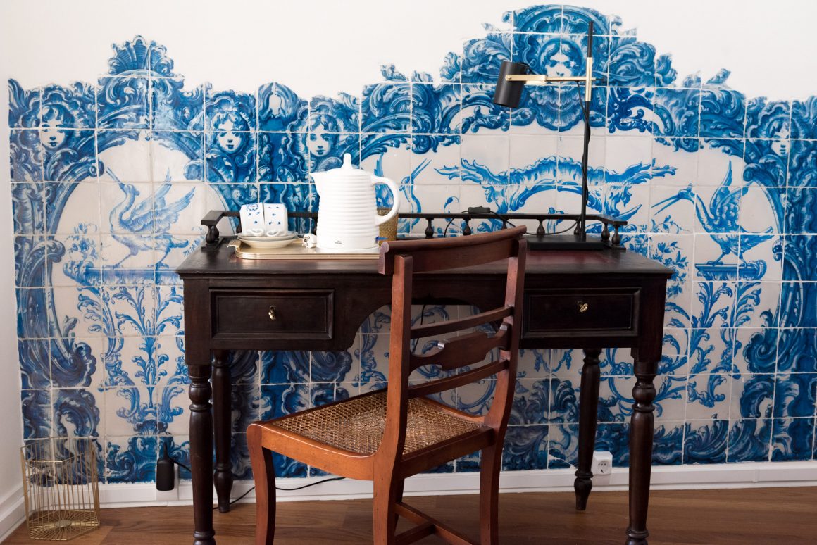 Queen Suite Portuguese Tile Suite - End Table - HD Wallpaper 
