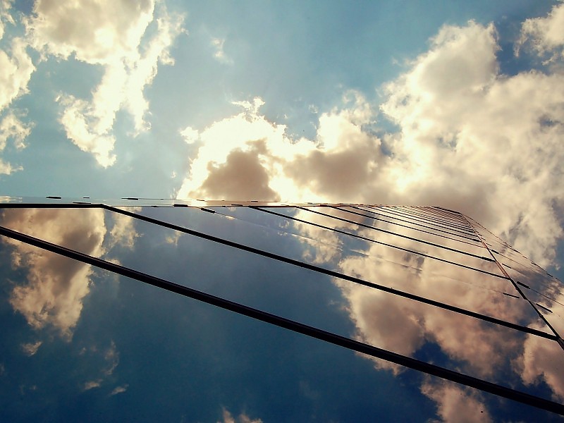 Clouds Reflecting In Glass Building Wallpaper - Fondo Edificio Cristal - HD Wallpaper 