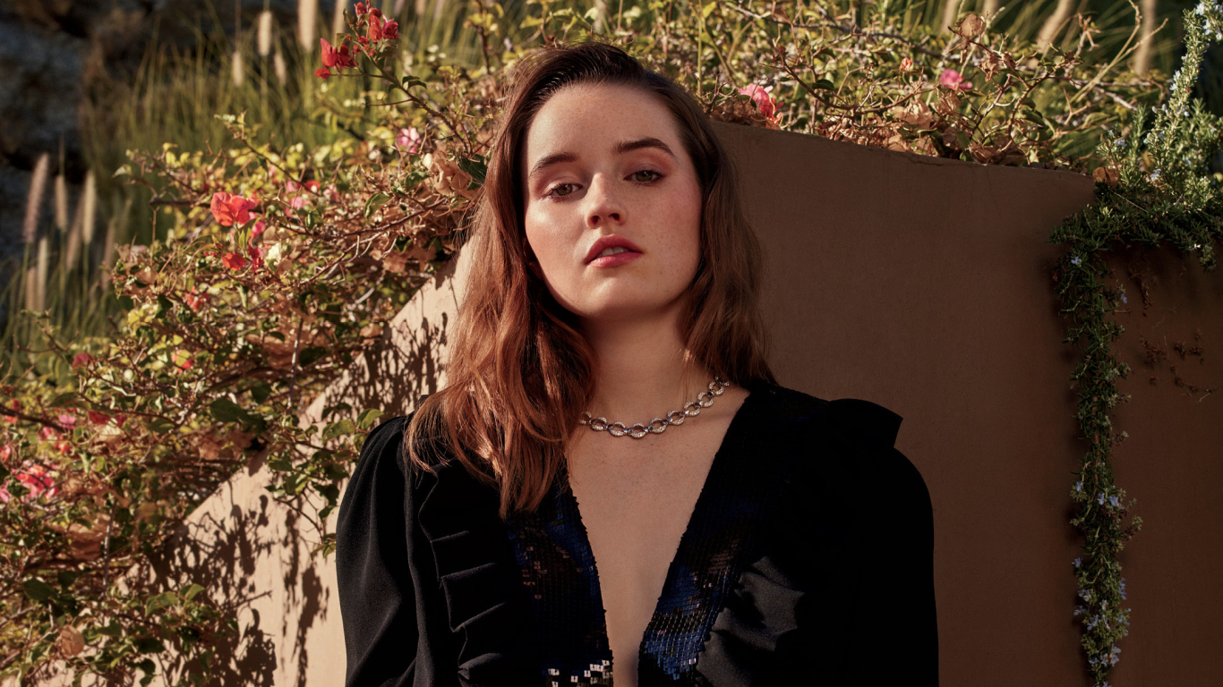 Timothee Chalamet And Kaitlyn Dever - HD Wallpaper 