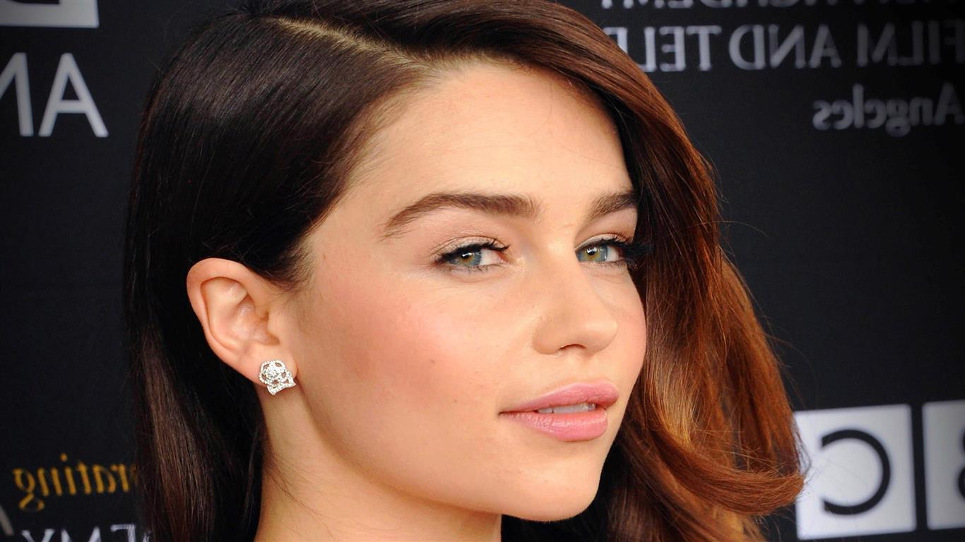 Emilia Clarke English Hollywood Actress Hd Wallpapers - Emilia Clarke Sexy Hd - HD Wallpaper 