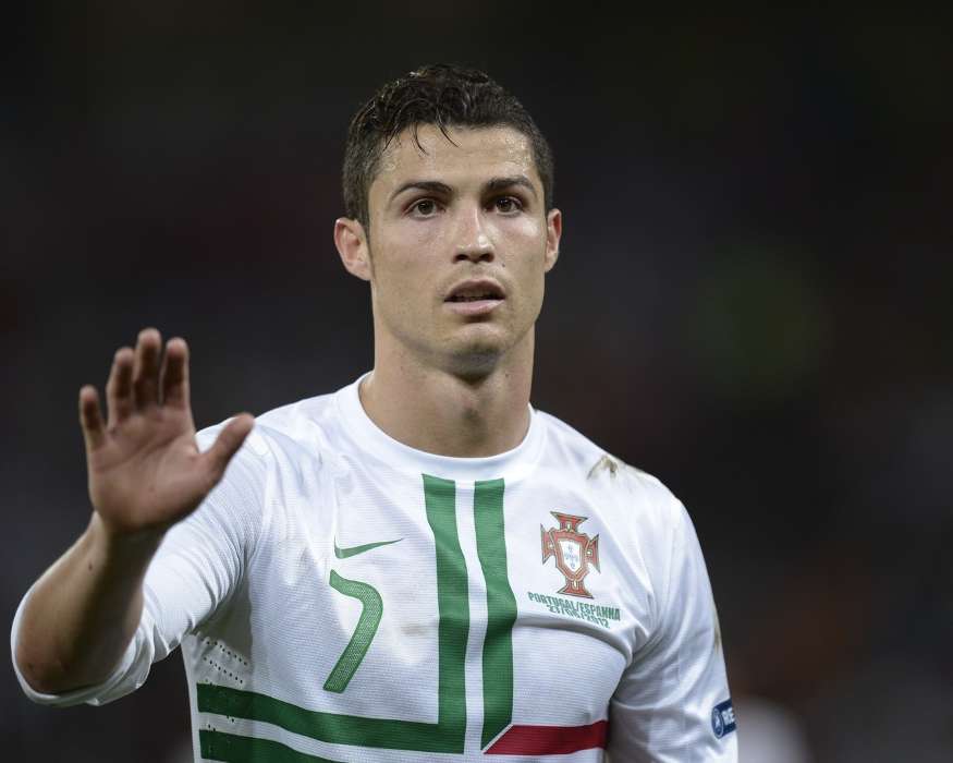 Download Mobile Wallpaper Sports, People, Football, - Cristiano Ronaldo Portugal 2011 - HD Wallpaper 