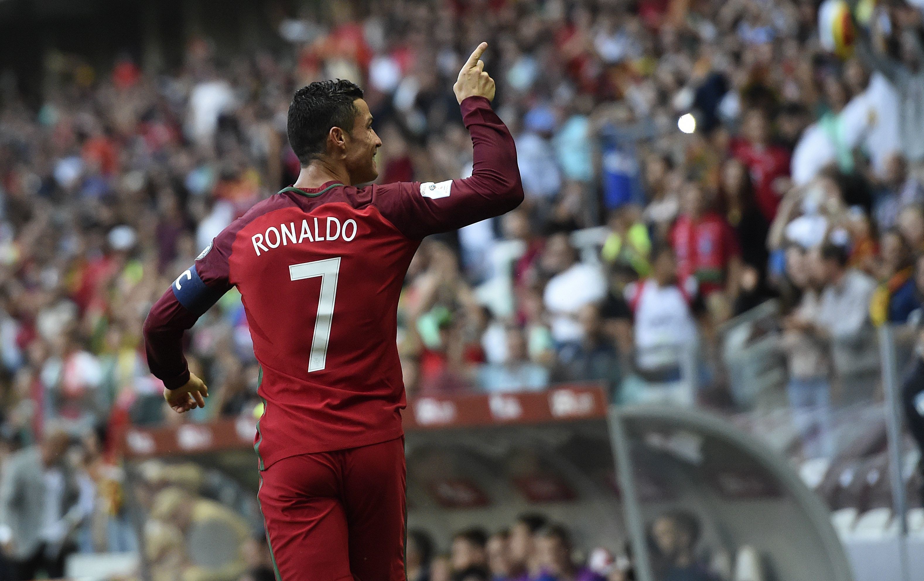 Cristiano Ronaldo Portuguese Footballer Hd Wallpaper - Cristiano Ronaldo Portugal Hd - HD Wallpaper 