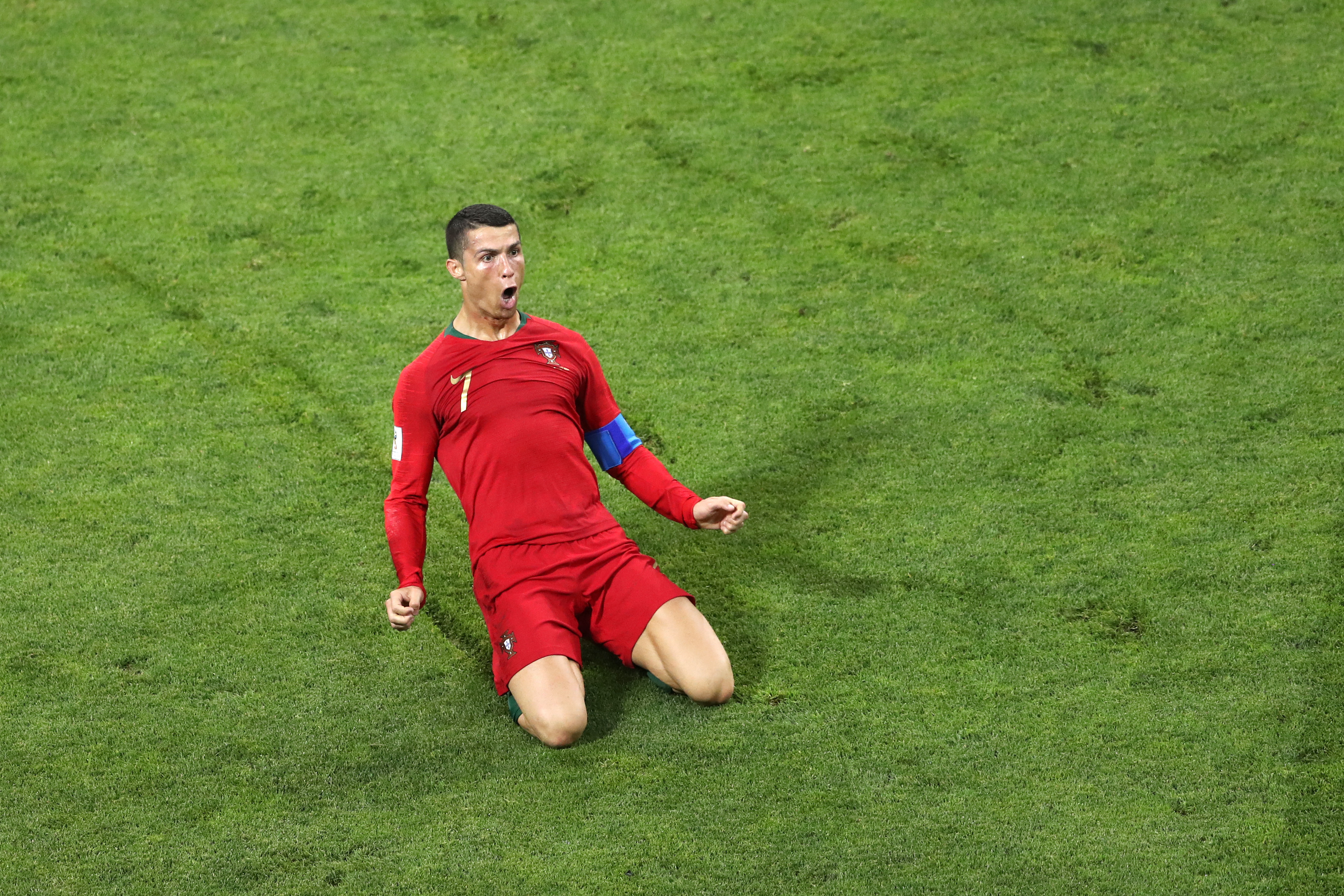 Cristiano Ronaldo Celebrates Scoring For Portugal At - Soccer Player Sliding On Knees - HD Wallpaper 