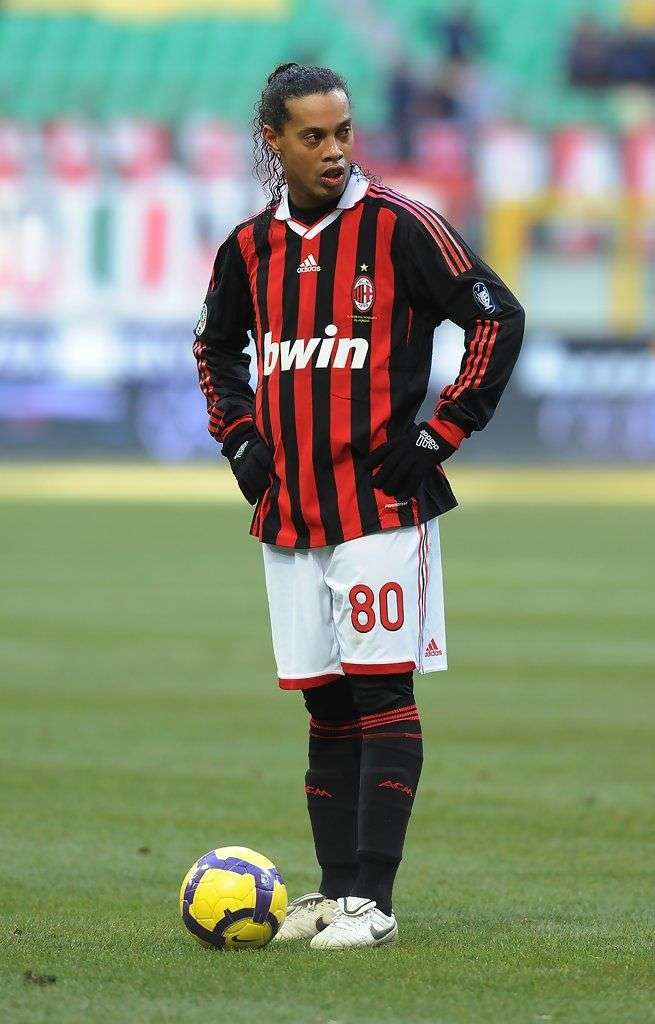 Ronaldinho Iphone Wallpaper - Ronaldinho En El Milan - HD Wallpaper 