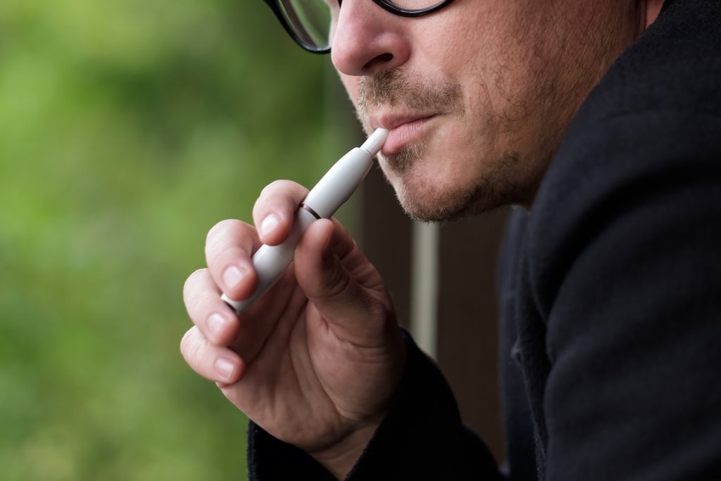 Caucasian Man Smoking Modern Hybrid Cigarette Device - Heat Not Burn Cigaretes - HD Wallpaper 