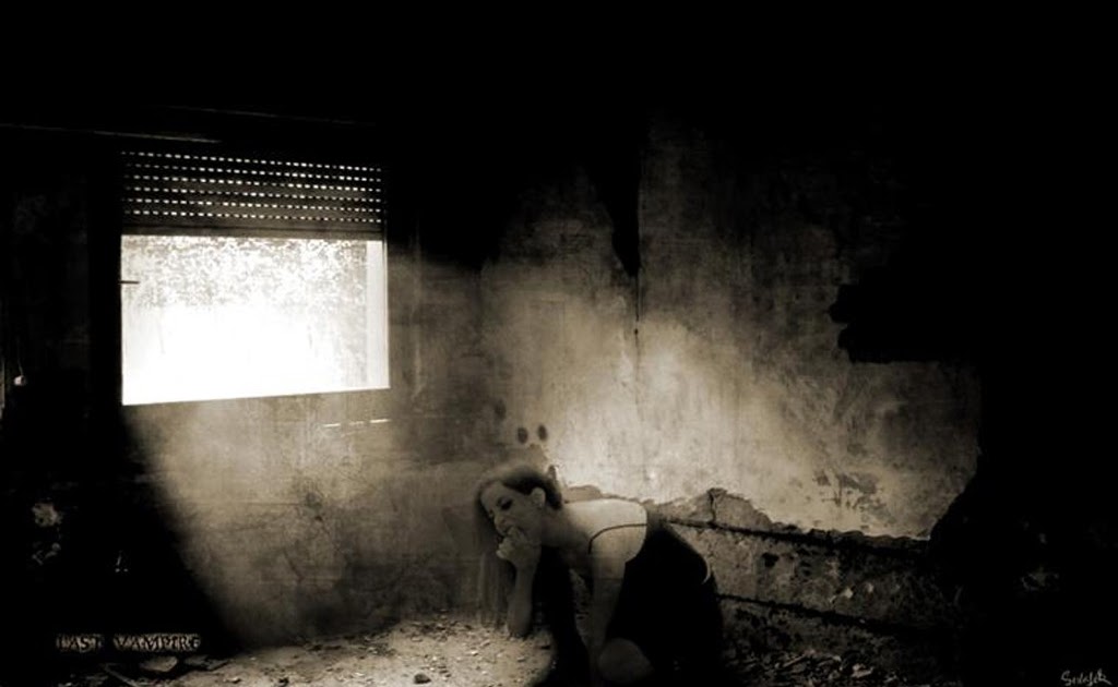 Gothic Wallpaper - Девушка В Подвале - HD Wallpaper 