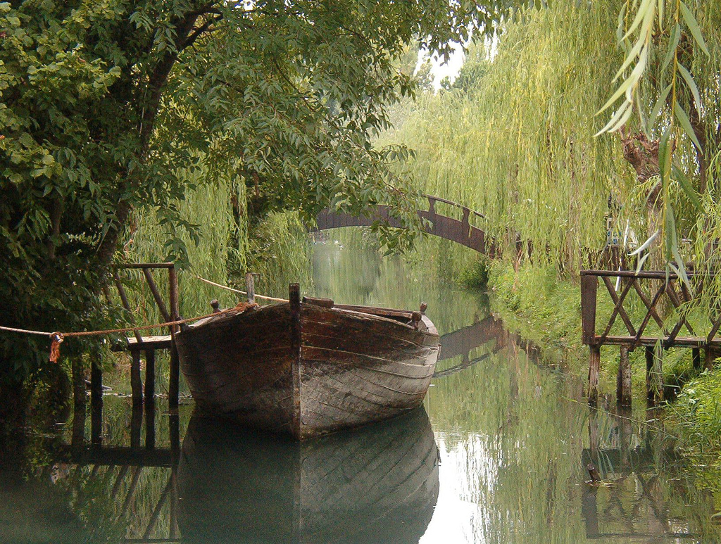 Free Desktop Wallpapers Background - Little Boat Tied To A Willow Tree - HD Wallpaper 