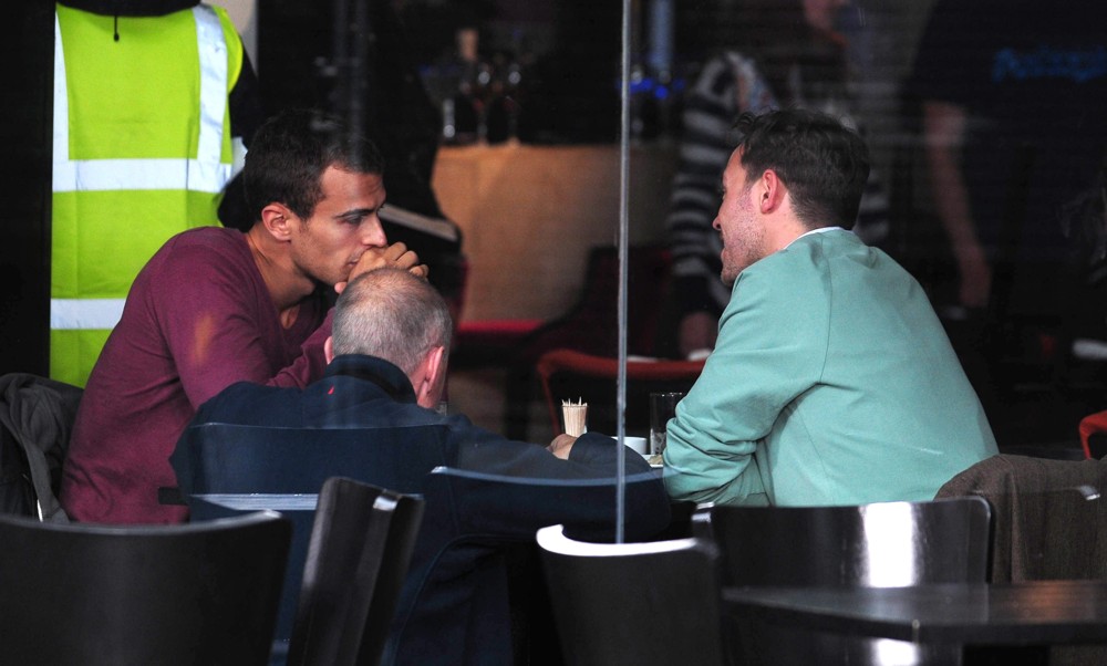 On The Set Of Drama Bedlam - Theo James Bedlam - HD Wallpaper 