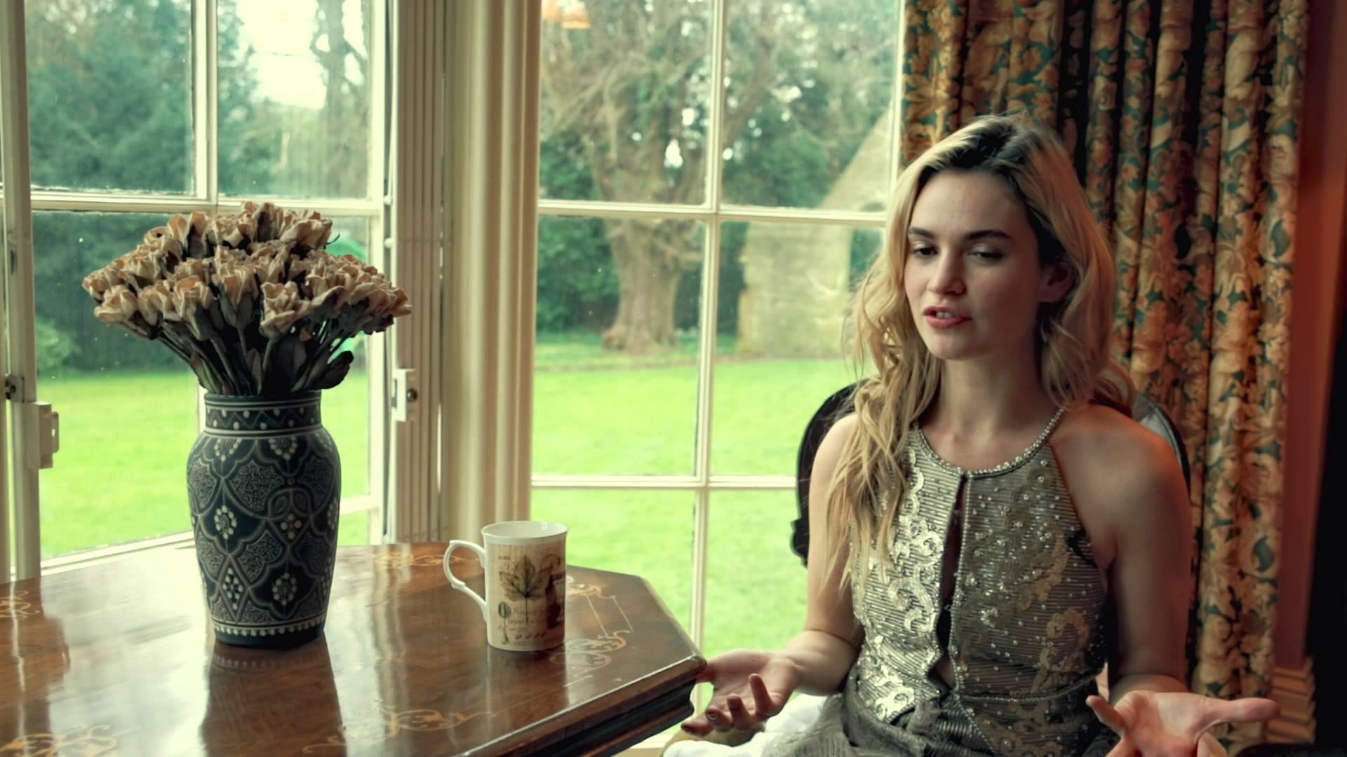 Lily James Green - HD Wallpaper 