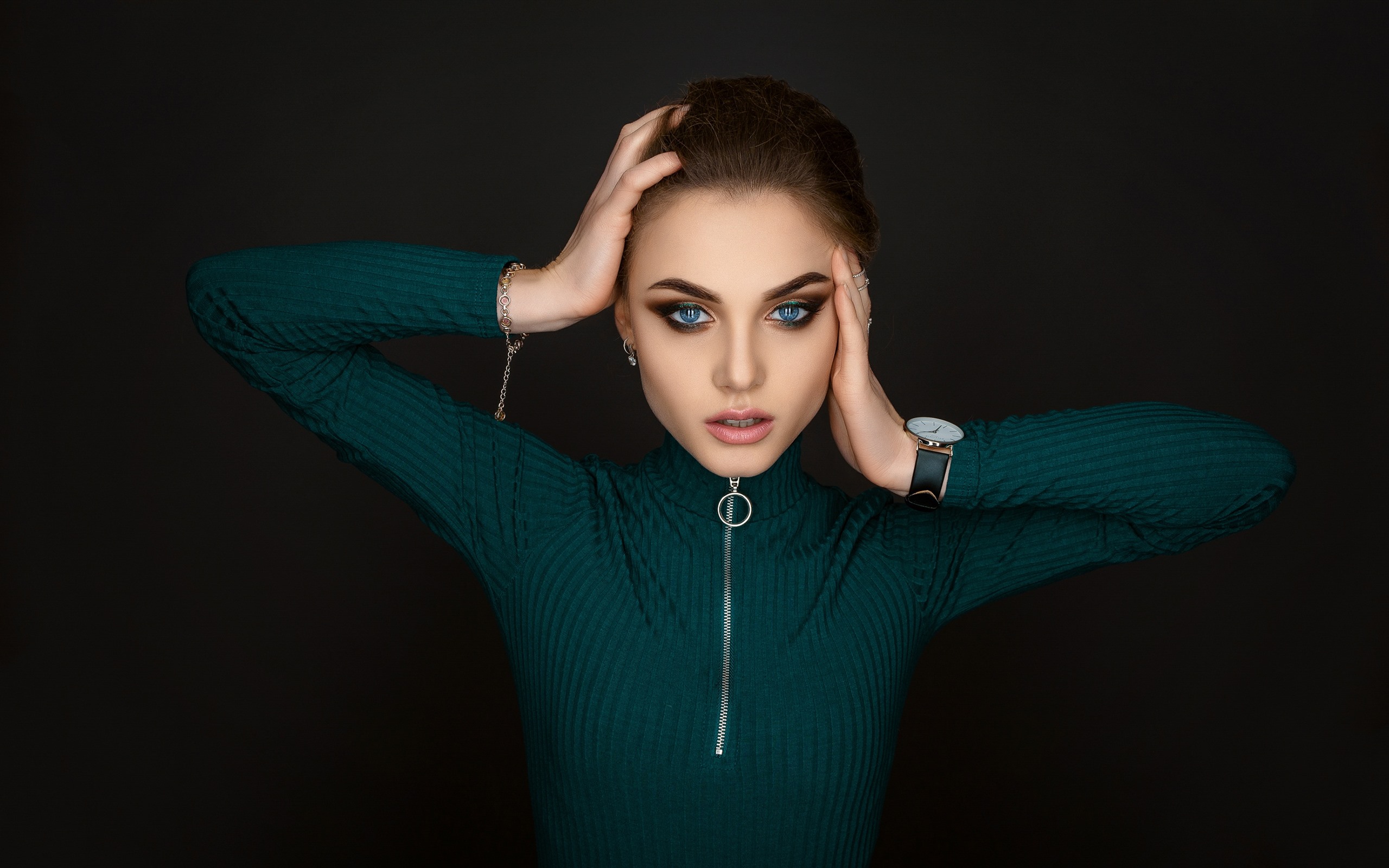 Wallpaper Blue Eyes Girl, Face, Pose, Black Background - Девушки Модели На Темном Фоне - HD Wallpaper 