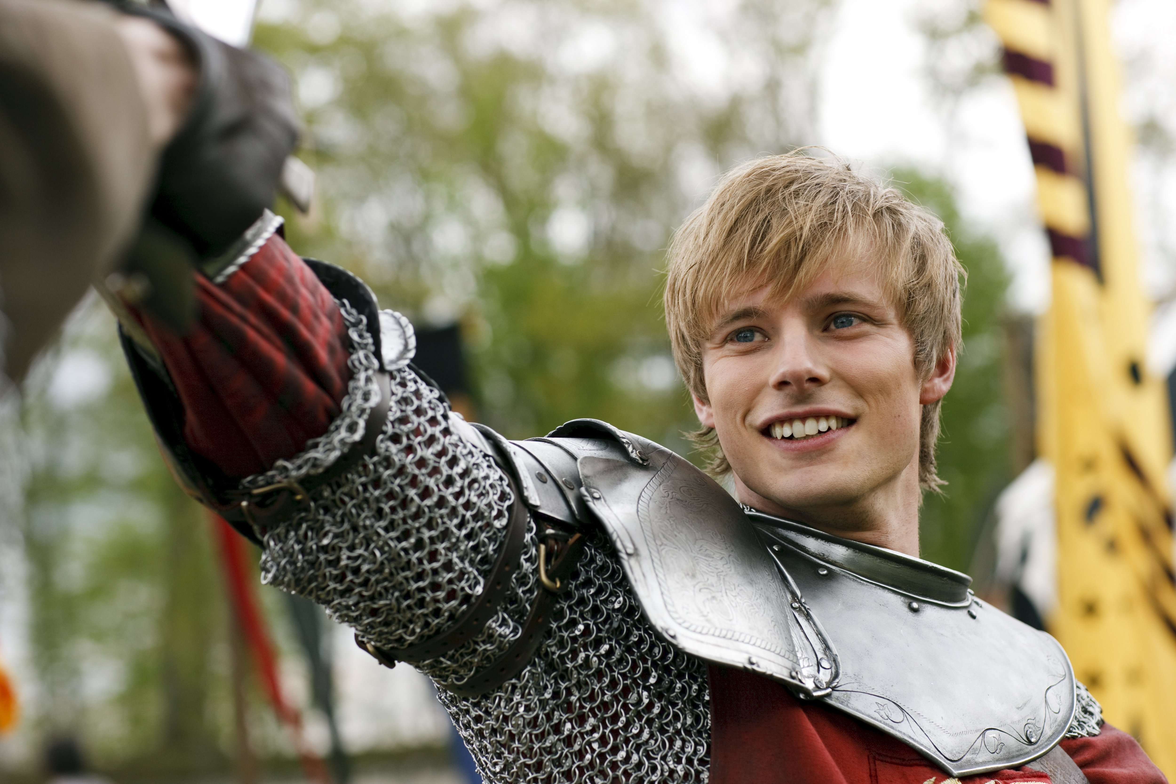 Arthur Pendragon - Bradley James Arthur Merlin - HD Wallpaper 