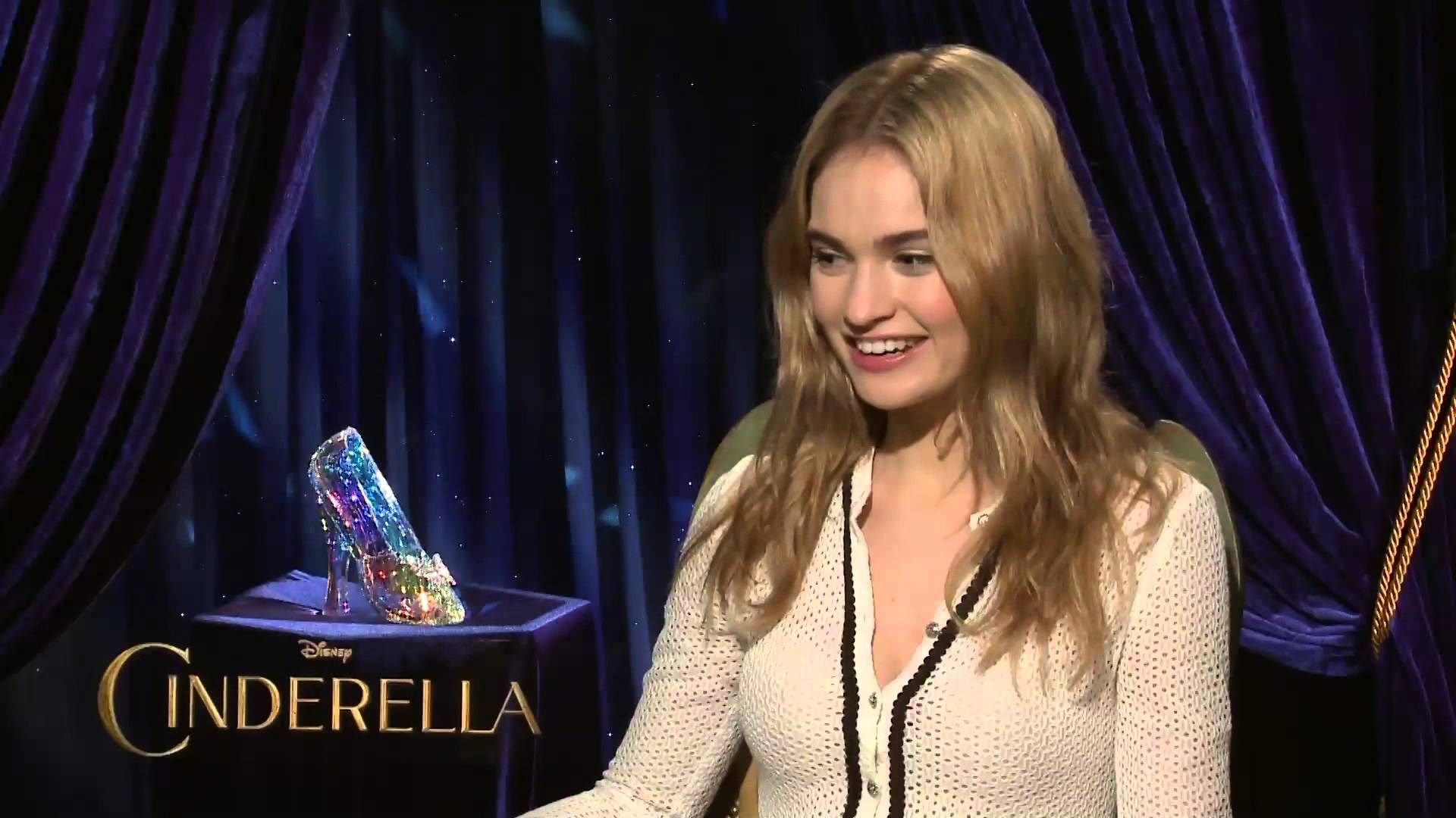 Lily James Vs Emma Watson - HD Wallpaper 