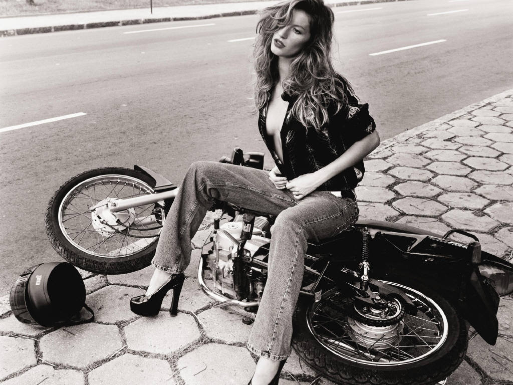 Motorcycle Girl Sitting On A Fallen Motorcycle - Gisele Bündchen Motorcycle - HD Wallpaper 