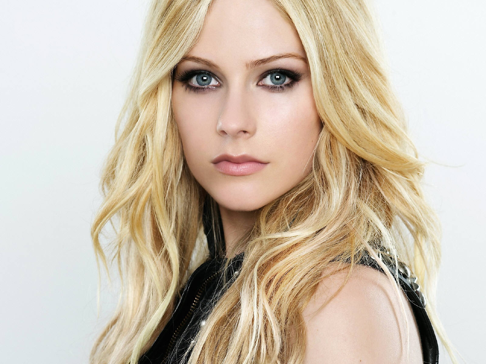 Avril Lavigne Makeup Look - HD Wallpaper 