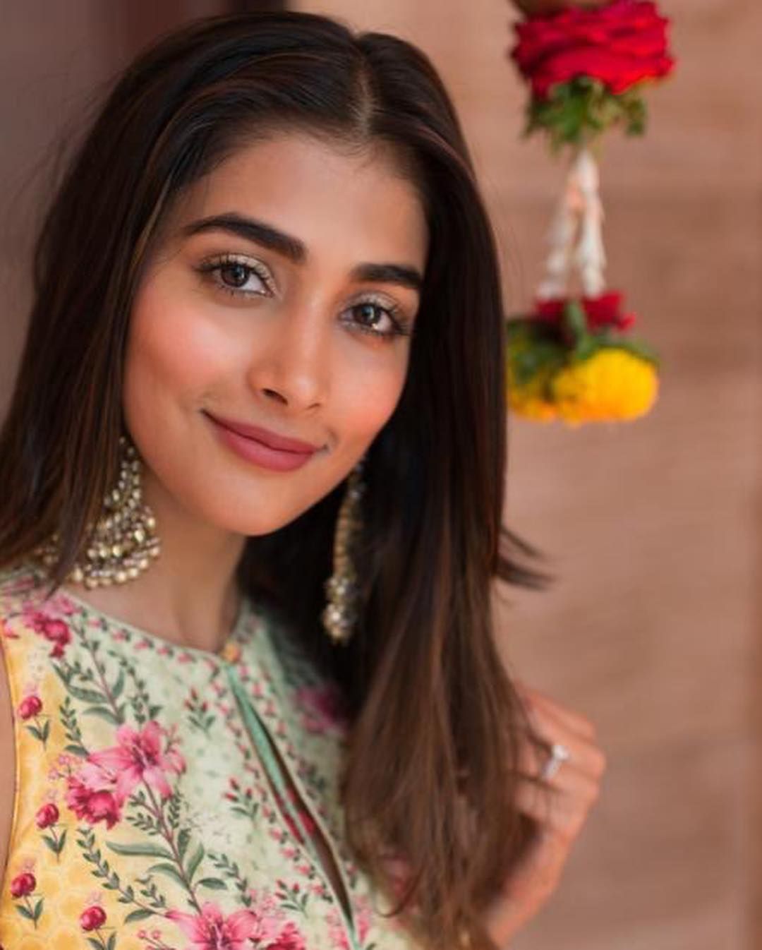 Pooja Hegde Traditional Dress - HD Wallpaper 