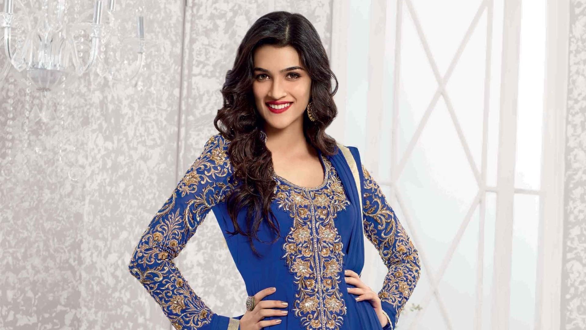 Indian Actress Kriti Sanon Wallpaper - Kriti Sanon Salwar Suit - HD Wallpaper 