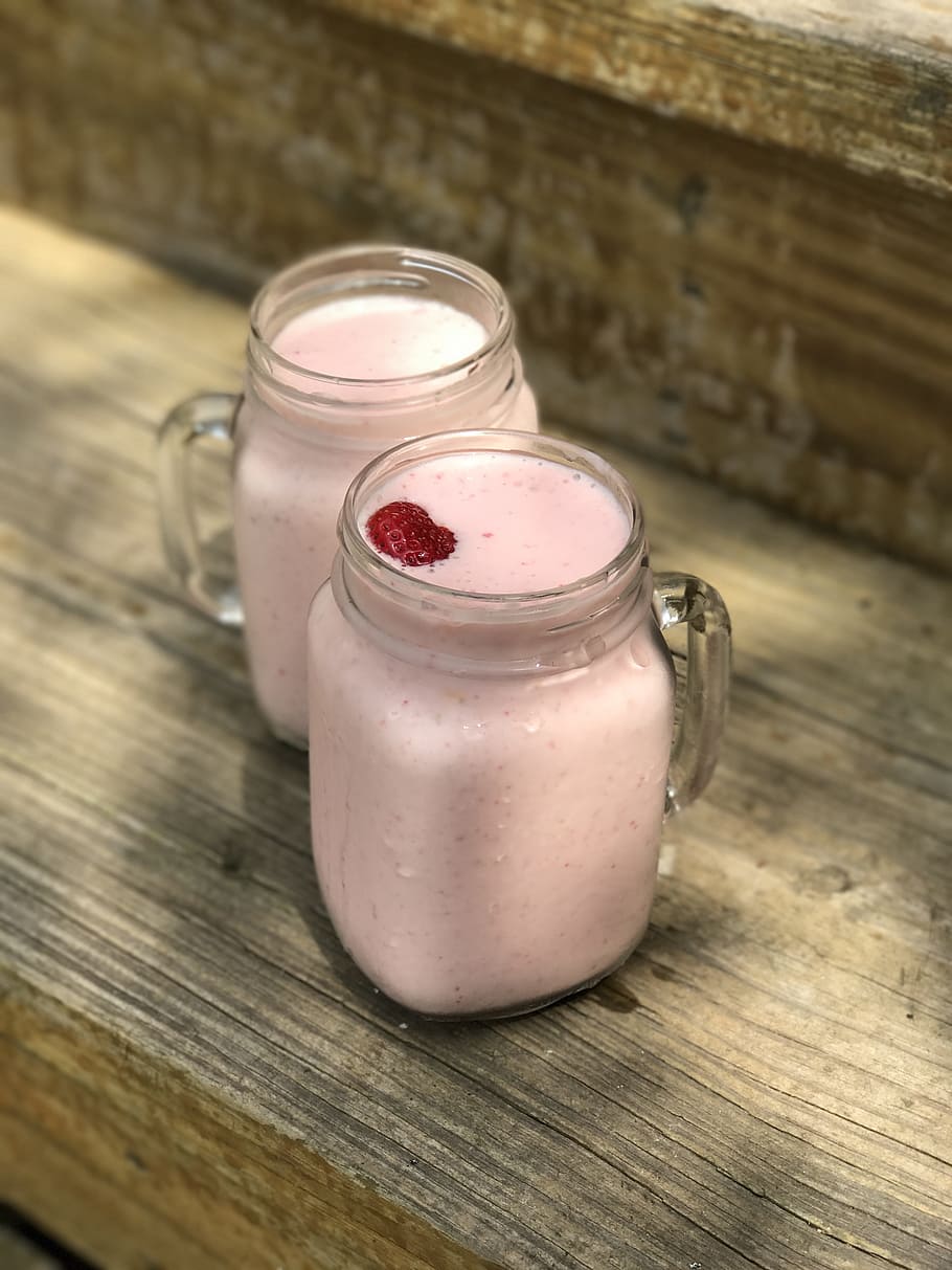 Two Clear Glass Jars On Gray Surface, Strawberry, Smoothies, - Jugo De Fresa Con Leche - HD Wallpaper 