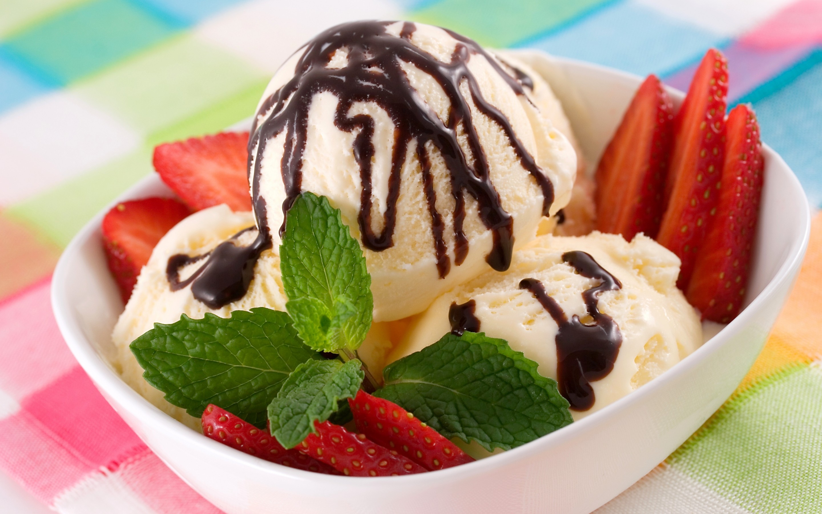 Vanilla Ice Cream With Chocolate And Strawberries - HD Wallpaper 