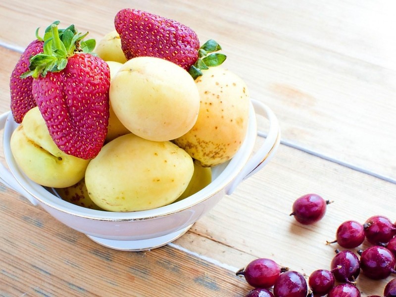 Fruit Berry Apricot Strawberry Food Wallpaper - ผล ไม้ ใน ชาม - HD Wallpaper 