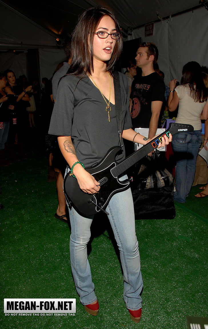 Megan Fox Glasses Hello Kitty Guitar Hero Anime Hello - Megan Fox Glasses - HD Wallpaper 