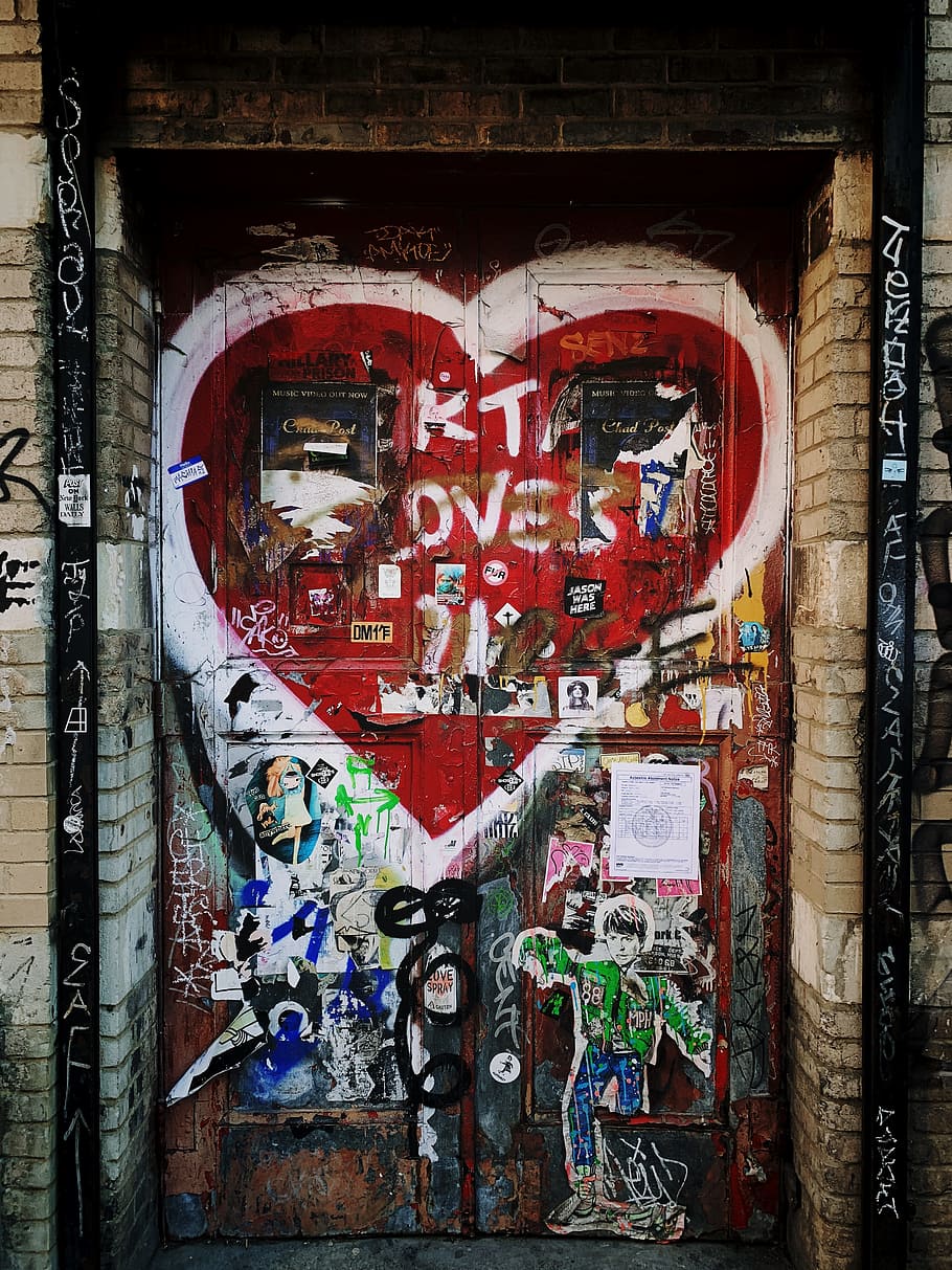 Red Door With White Heart Paint, New York, Love, Tag, - Erick Elias Como Armando Mendoza - HD Wallpaper 