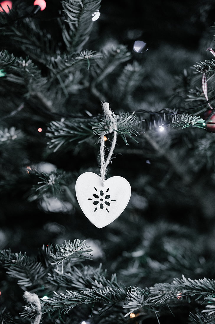 White Heart-shaped Hanging Decor, Christmas Decorations, - Winter Christmas Wallpaper For Iphone 8 - HD Wallpaper 
