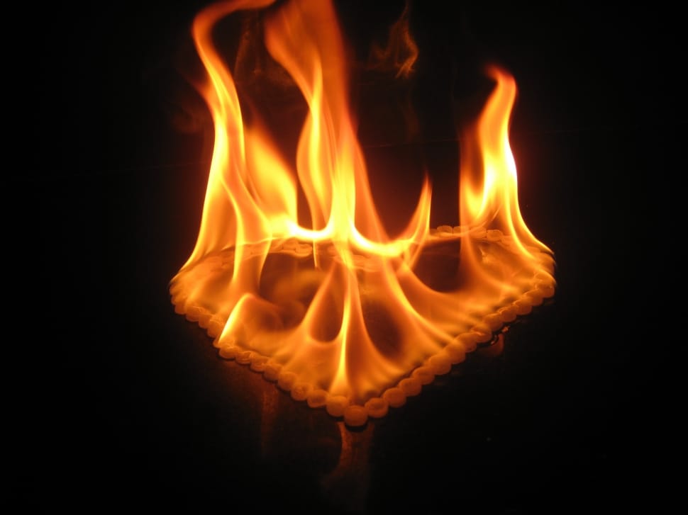 Heart Shaped Flame On Body Of Watrer During Night Preview - Burning Heart Aesthetic - HD Wallpaper 