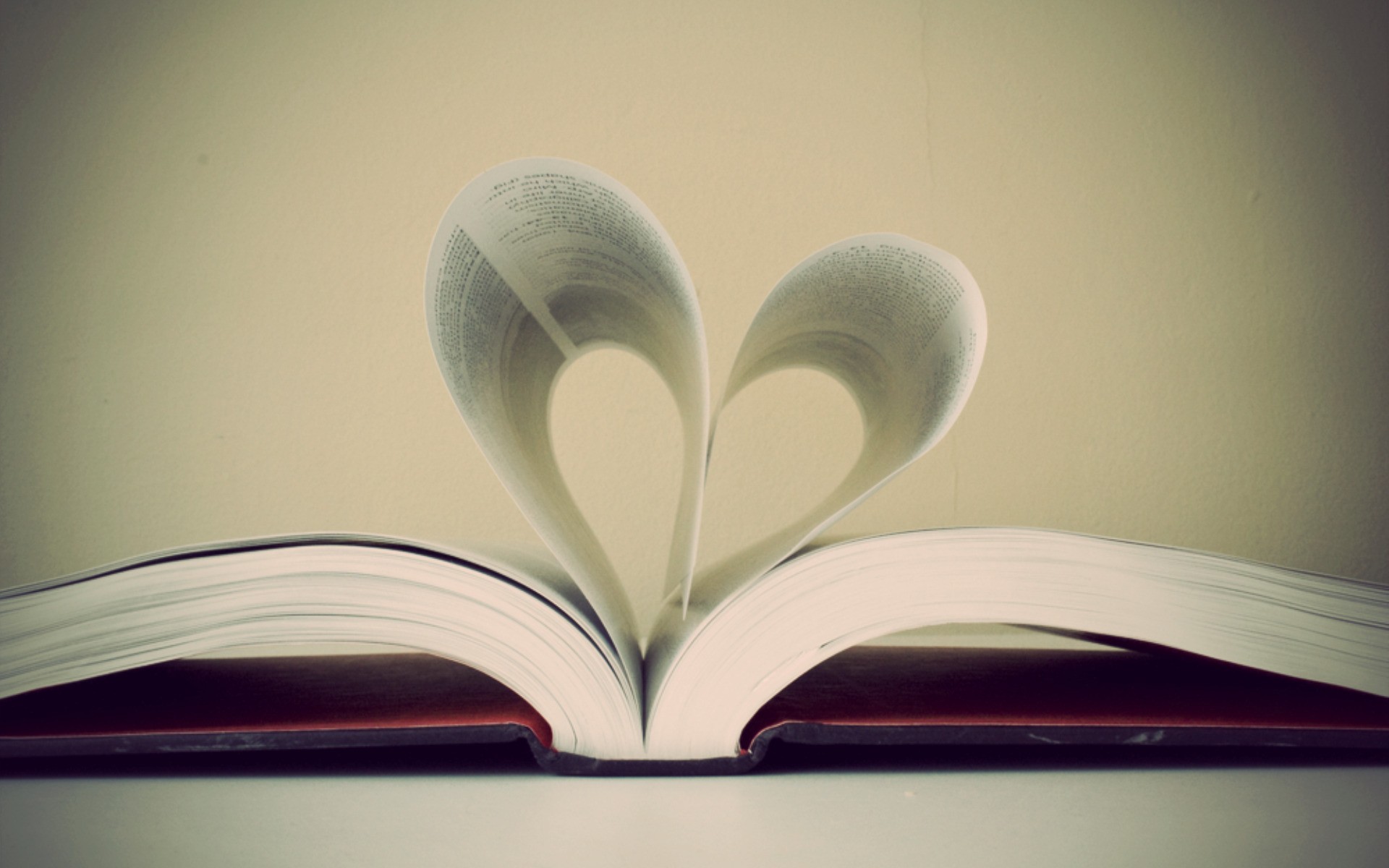 Books Romantic - HD Wallpaper 