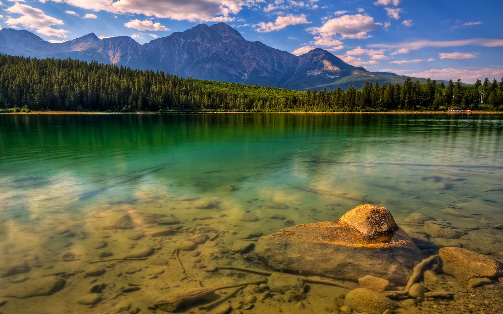 World Most Beautiful Lake Wallpapers - Lake Background - HD Wallpaper 