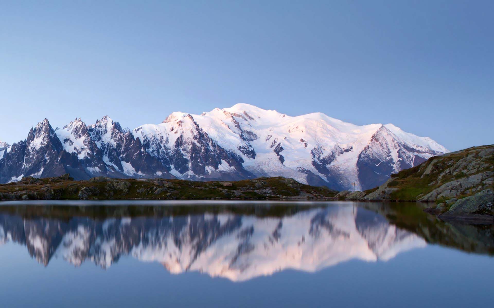 Snow White Mountain Lake Wallpaper - Mirror Image Mountain Lake - HD Wallpaper 