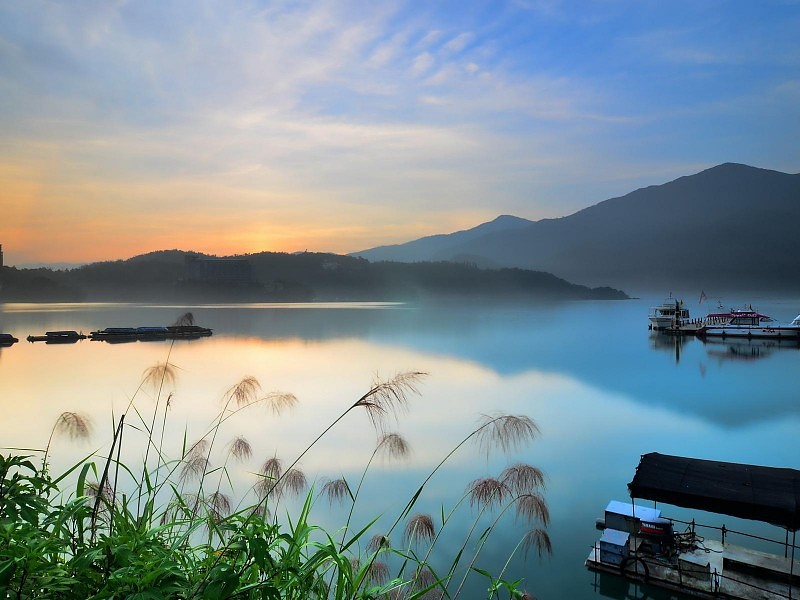 Beautiful Lake In A Morning Mist Wallpaper - Sun Moon Lake Sunset - HD Wallpaper 