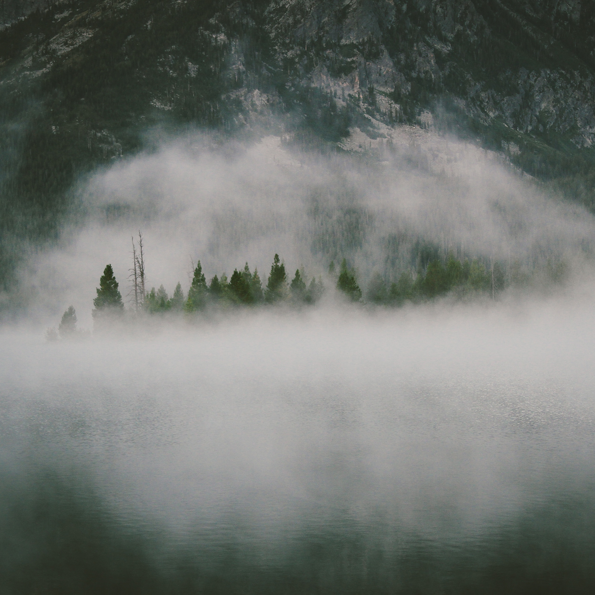 Foggy Lake Mountain Ipad Wallpaper - Fog Mist - HD Wallpaper 