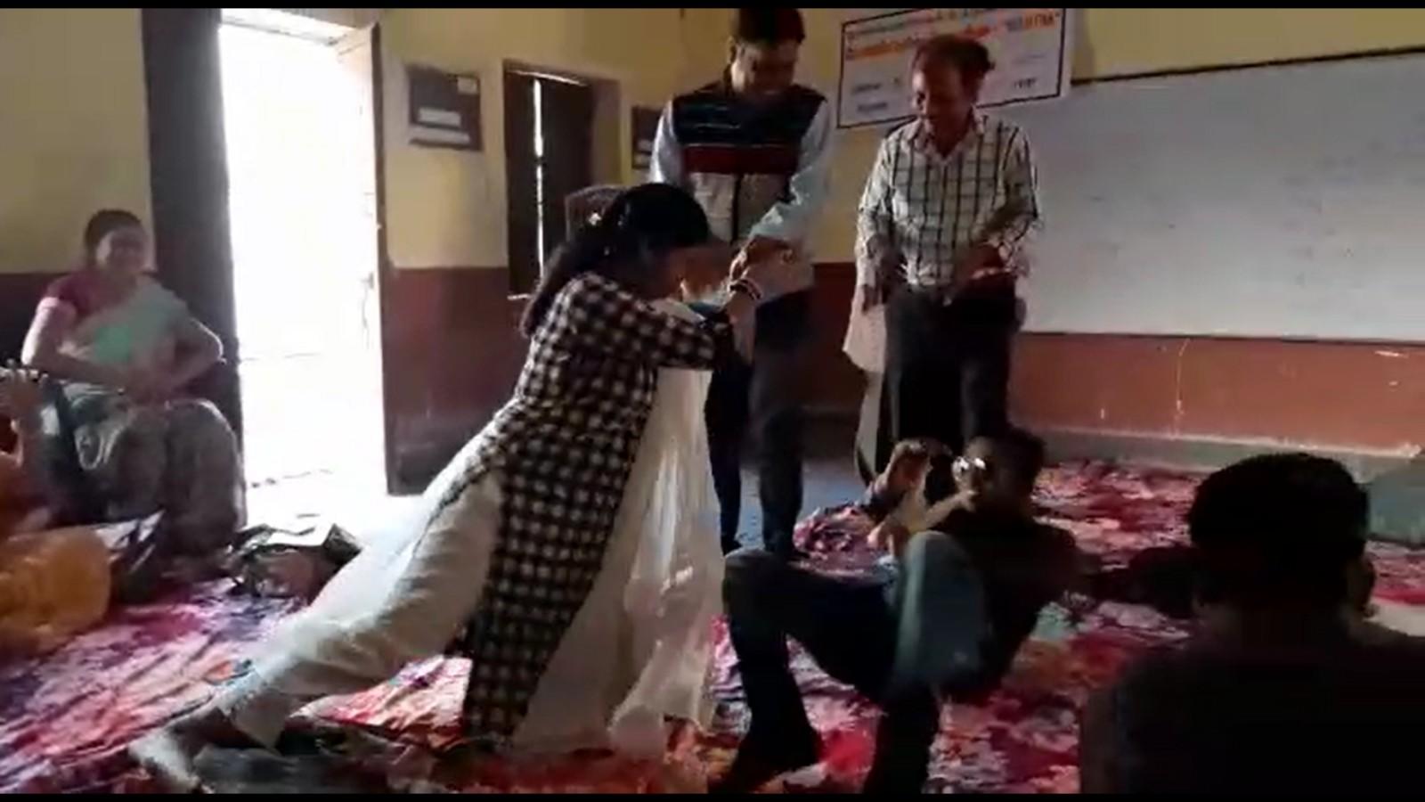 Rajasthan Teacher Performs Nagin Dance - HD Wallpaper 