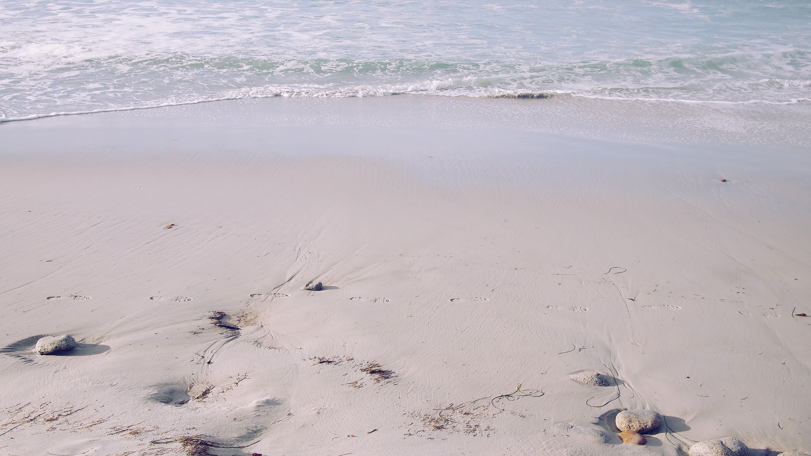 Beach Gray Pink Sand Sea Shore Water Wallpaper - Beach - HD Wallpaper 