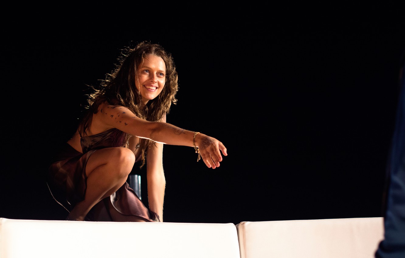 Photo Wallpaper Teresa Palmer, 2015, On The Crest Of - Samsara Point Break 2015 - HD Wallpaper 