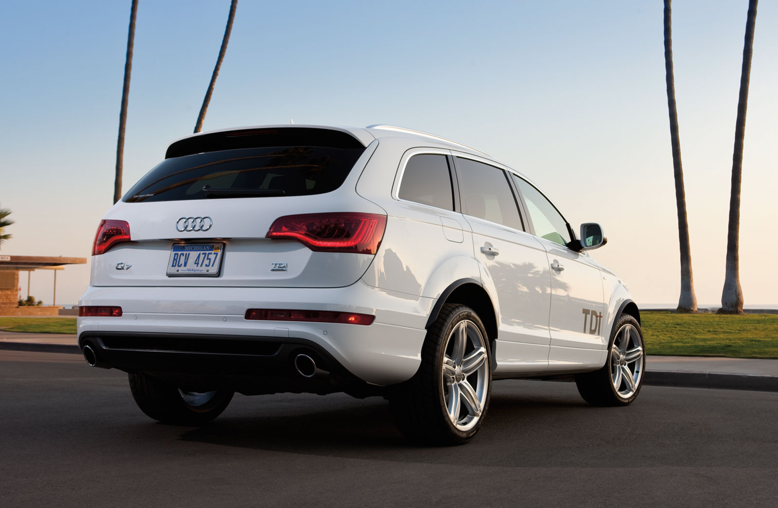 2013 Audi Q7 S Line Prestige - HD Wallpaper 