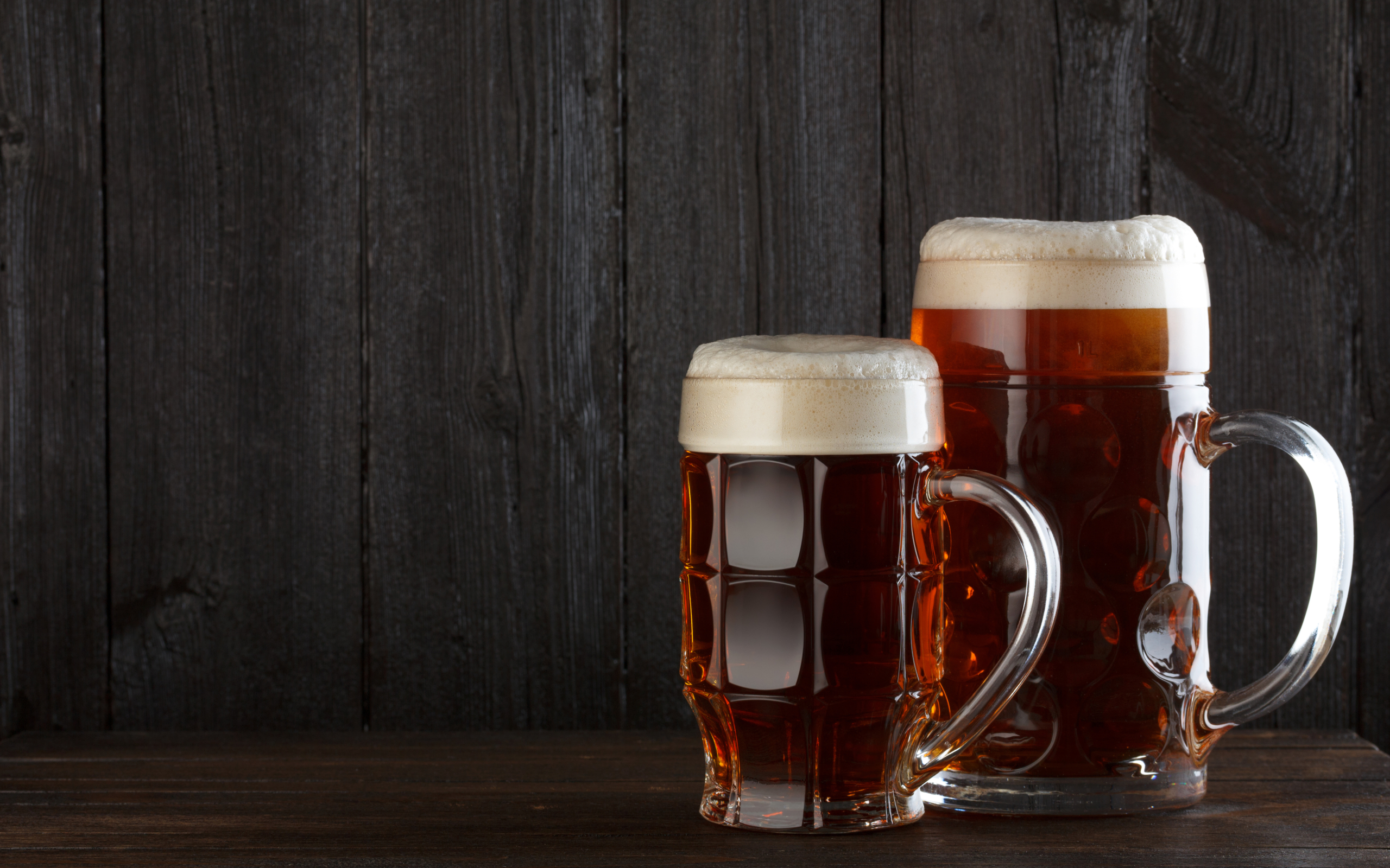 Wallpaper Of Alcohol, Food, Beer, Drink Background - Mesa Llena De Cerveza - HD Wallpaper 