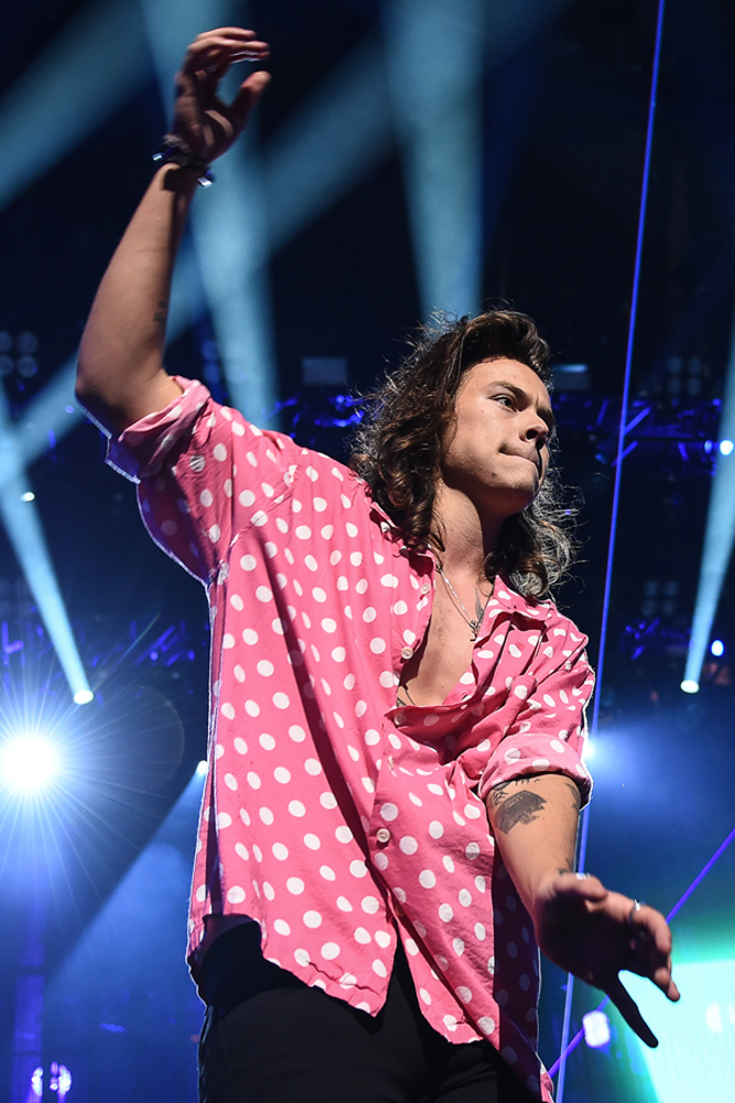 Apple Music Festival - Harry Styles Screensaver Long Hair - 667x1000 Wallpaper Apple Music Festival - Harry Styles Screensaver Long Hair - 667x1000 Wallpaper
