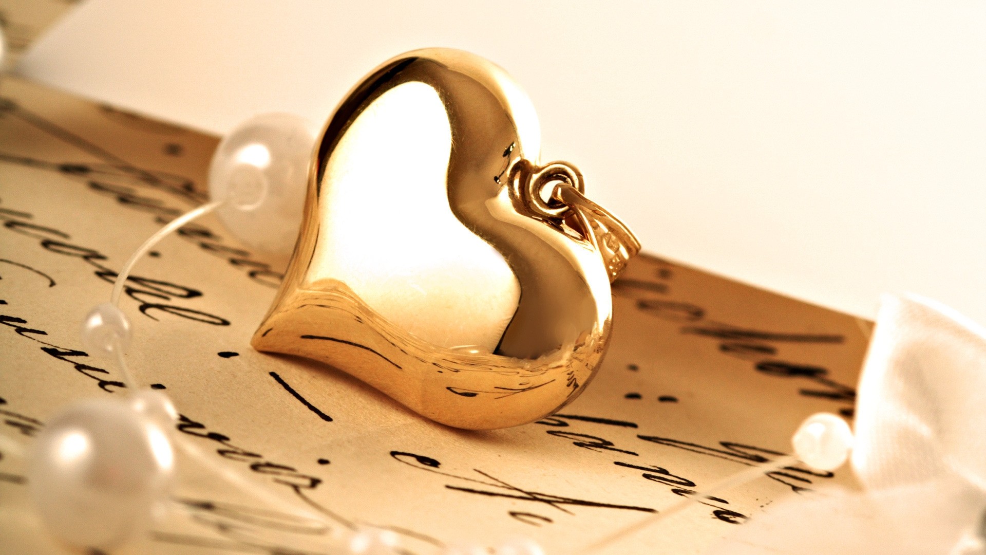 Wallpaper Pendant, Gold, Heart, Letter, Macro, Love, - Desktop Background Full Screen Hd - HD Wallpaper 