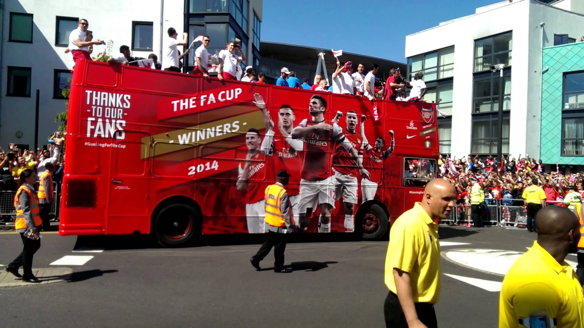 Arsenal Bus Images - Crowd - HD Wallpaper 