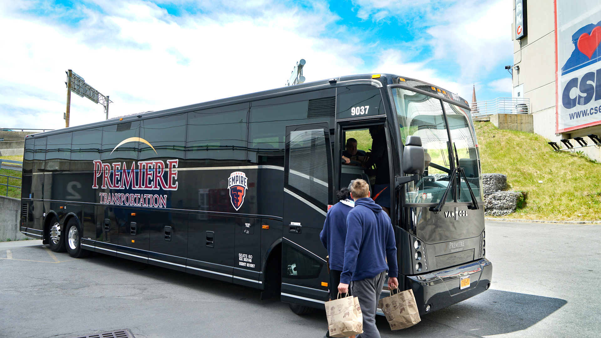 Sports Team Getting On Bus - Sports Tour Bus - HD Wallpaper 